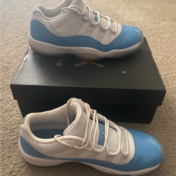Jordan Kids Sneakers in Blue and White - Picture 2 of 4